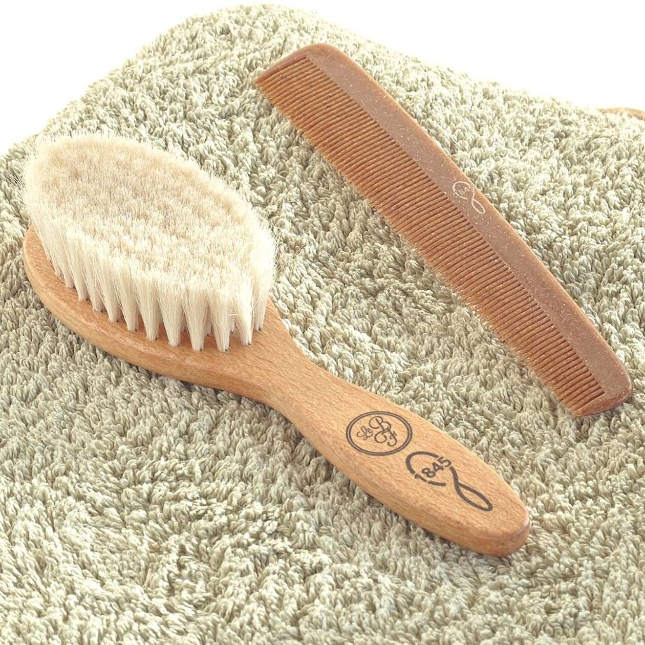 Brosse À Cheveux Bébé En Hêtre Rouge Et Soie De Chèvre Beige (Le biberon français) - Image 1