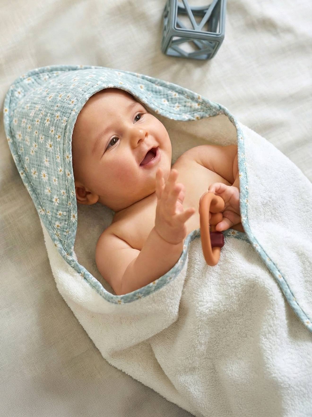 Cape de bain personnalisable et gant de toilette MARGUERITE bleu imprimé (Vertbaudet) - Image 1