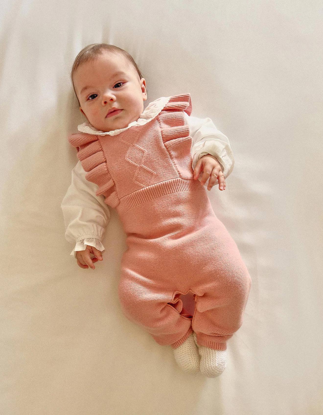 Combinaison en maille avec bretelles à volants rose clair