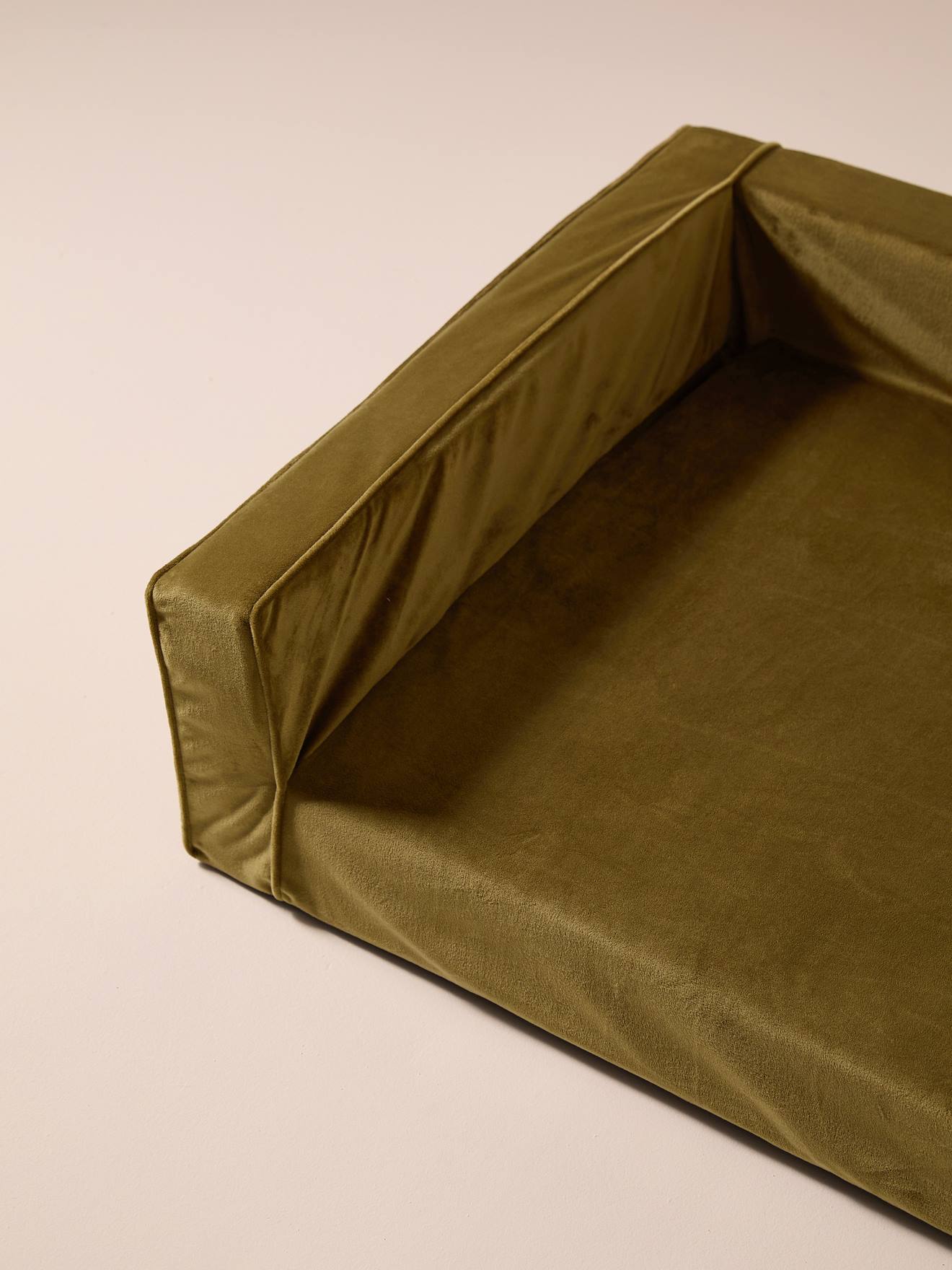 Canapé velours chien grand bronze Canapé velours chien grand bronze