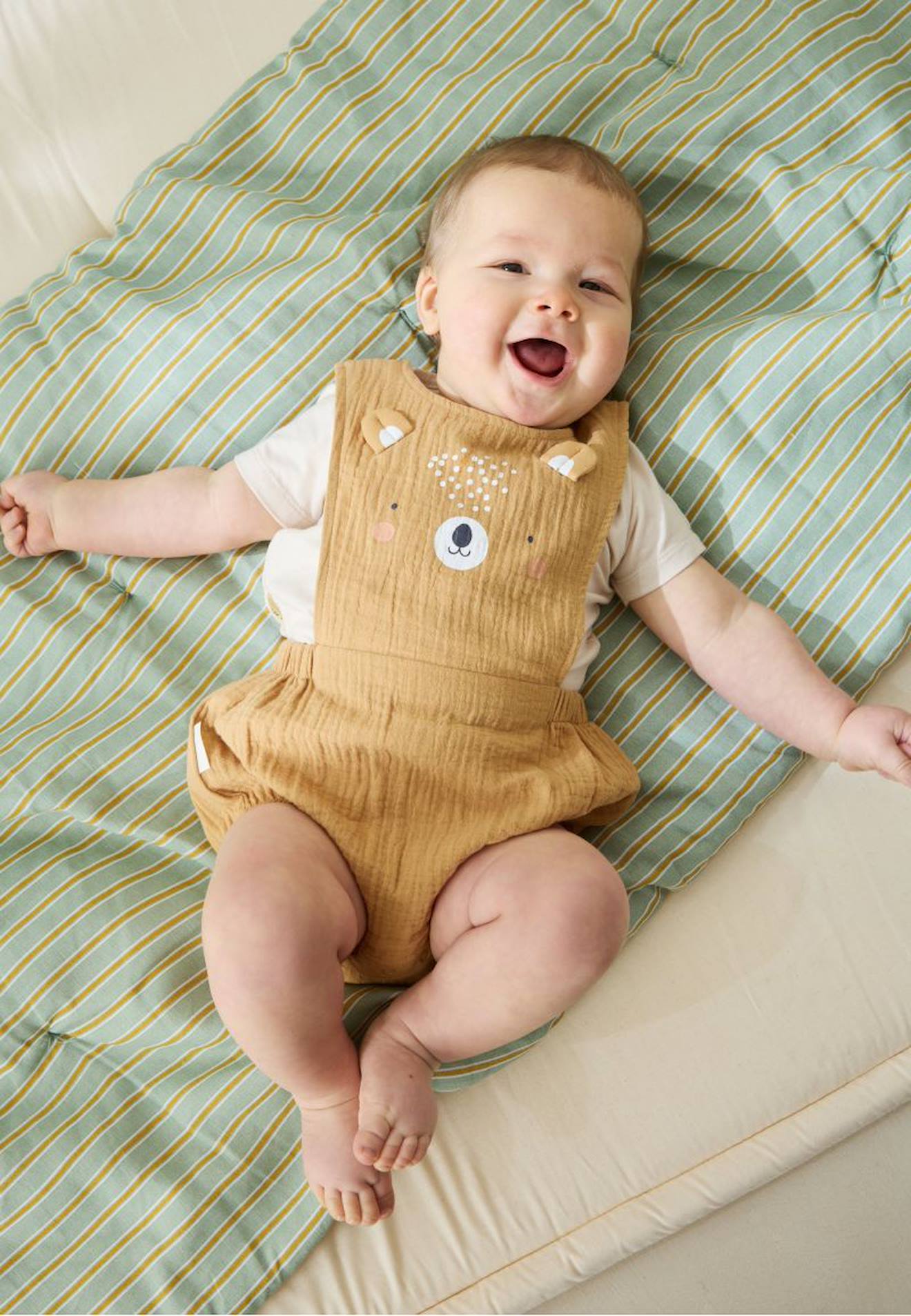 Ensemble Barboteuse Bloomer Bébé En Gaze De Coton Et T-shirt Mini Rêve Moutarde Ensemble Barboteuse Bloomer Bébé En Gaze De Coton Et T-shirt Mini Rêve Moutarde
