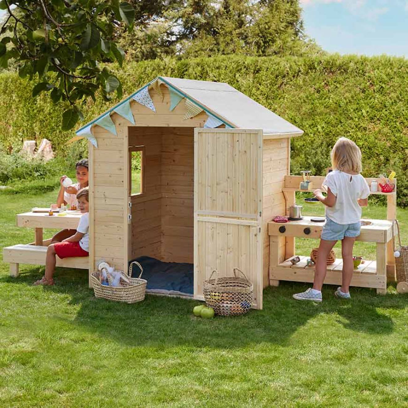 Cabane En Bois Enfant Cuisine Et Table Blanche Marron