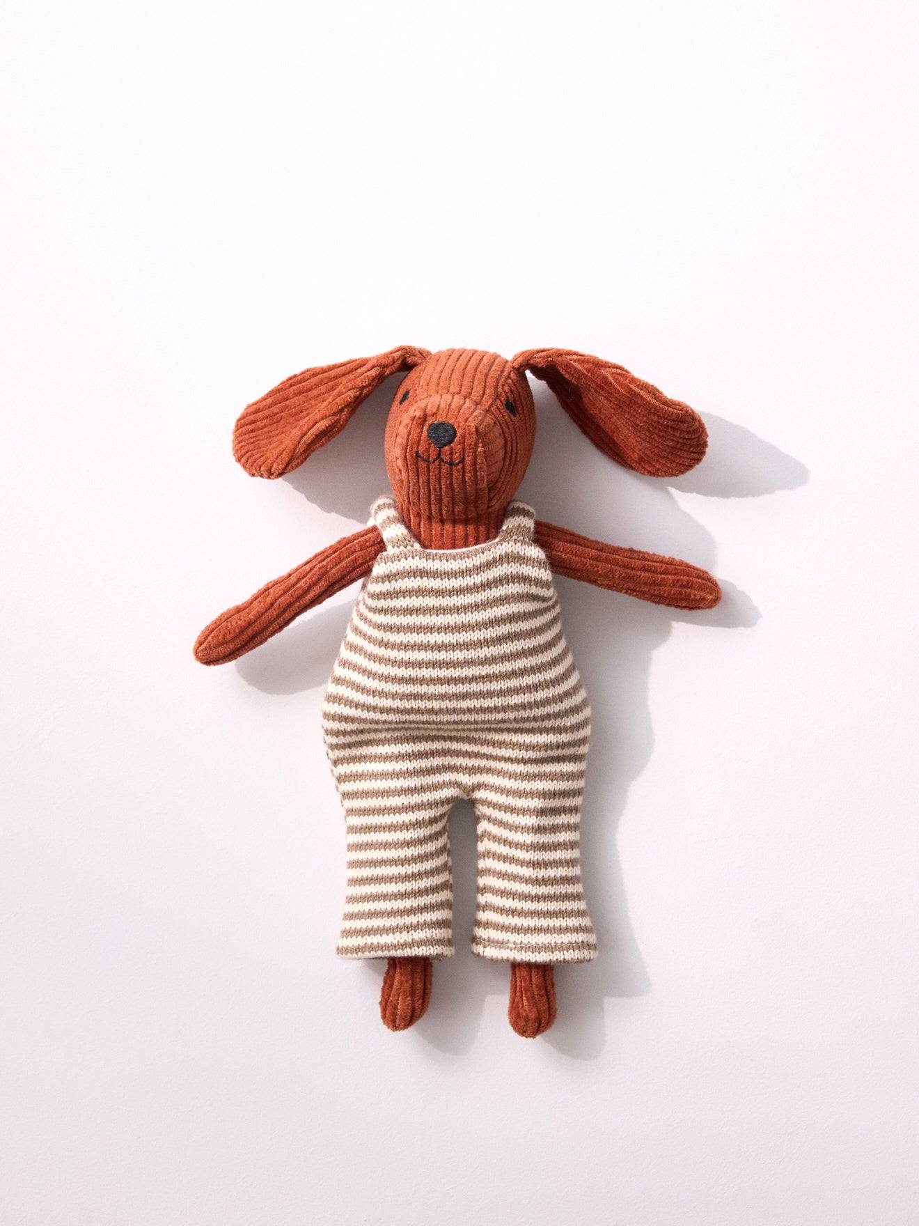 Peluche Chien En Velours Avec Salopette Marron
