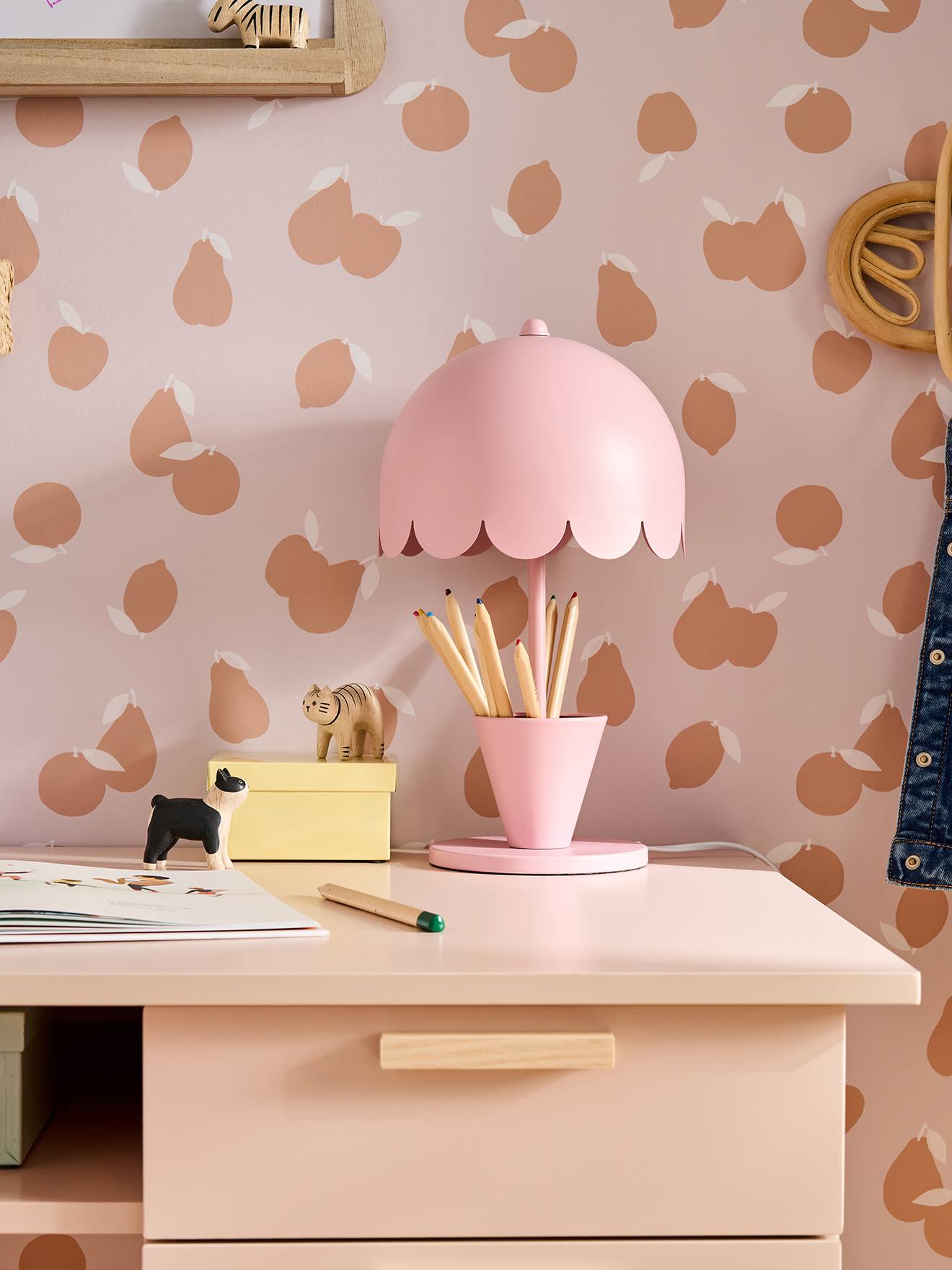 Lampe à poser en métal inclinable rose pâle