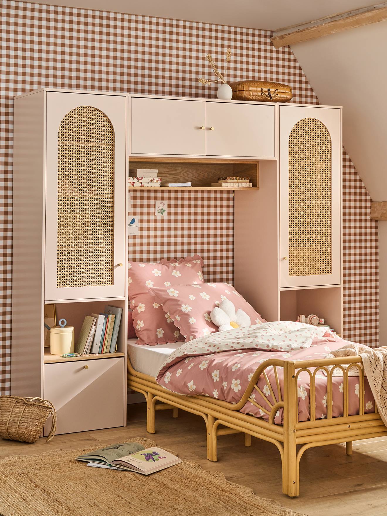 Tête de lit pont en cannage avec rangement rose Tête de lit pont en cannage avec rangement rose