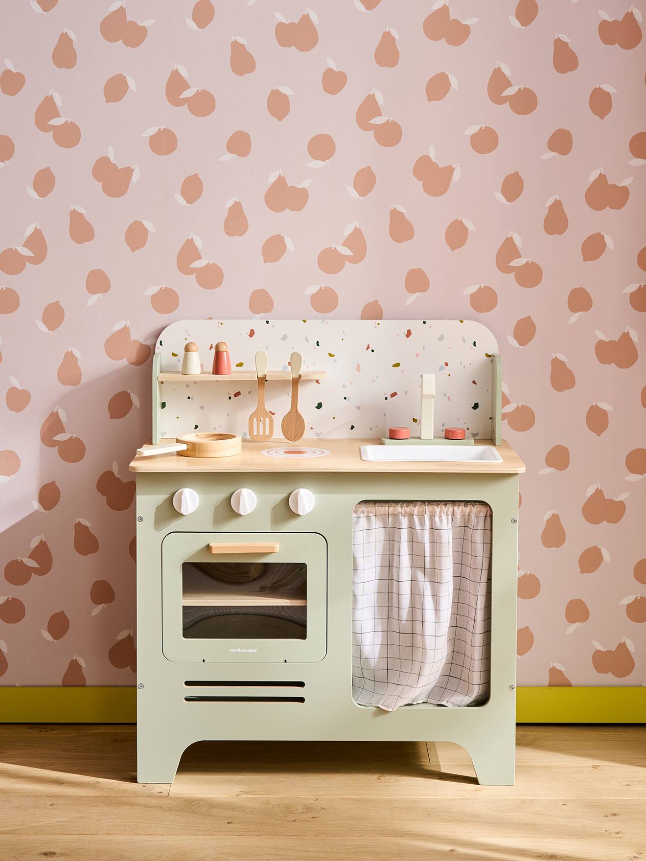 Cuisine en bois FSC® avec accessoires vert sauge (Vertbaudet) - Image 1