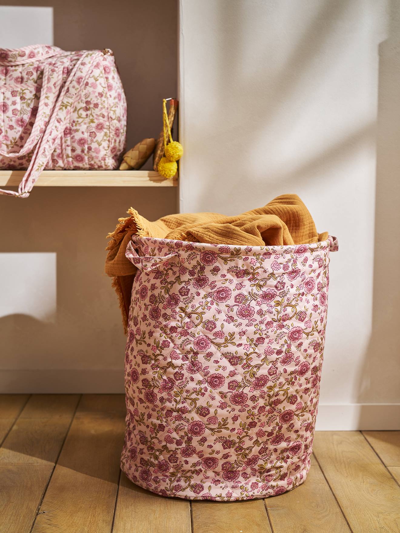 Panier matelassé imprimé fleurs rose