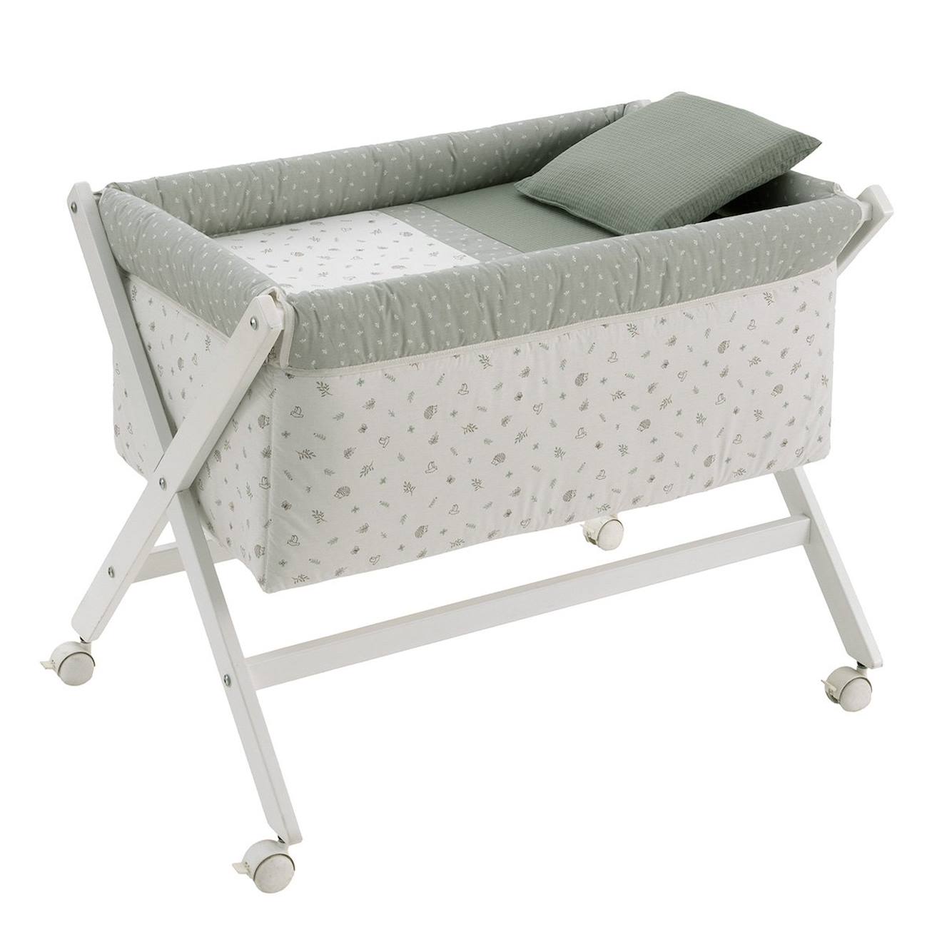 Berceau À Pieds Croisés En Bois De Hêtre Avec Roulettes Et Matelas Vert / Blanc À Motifs