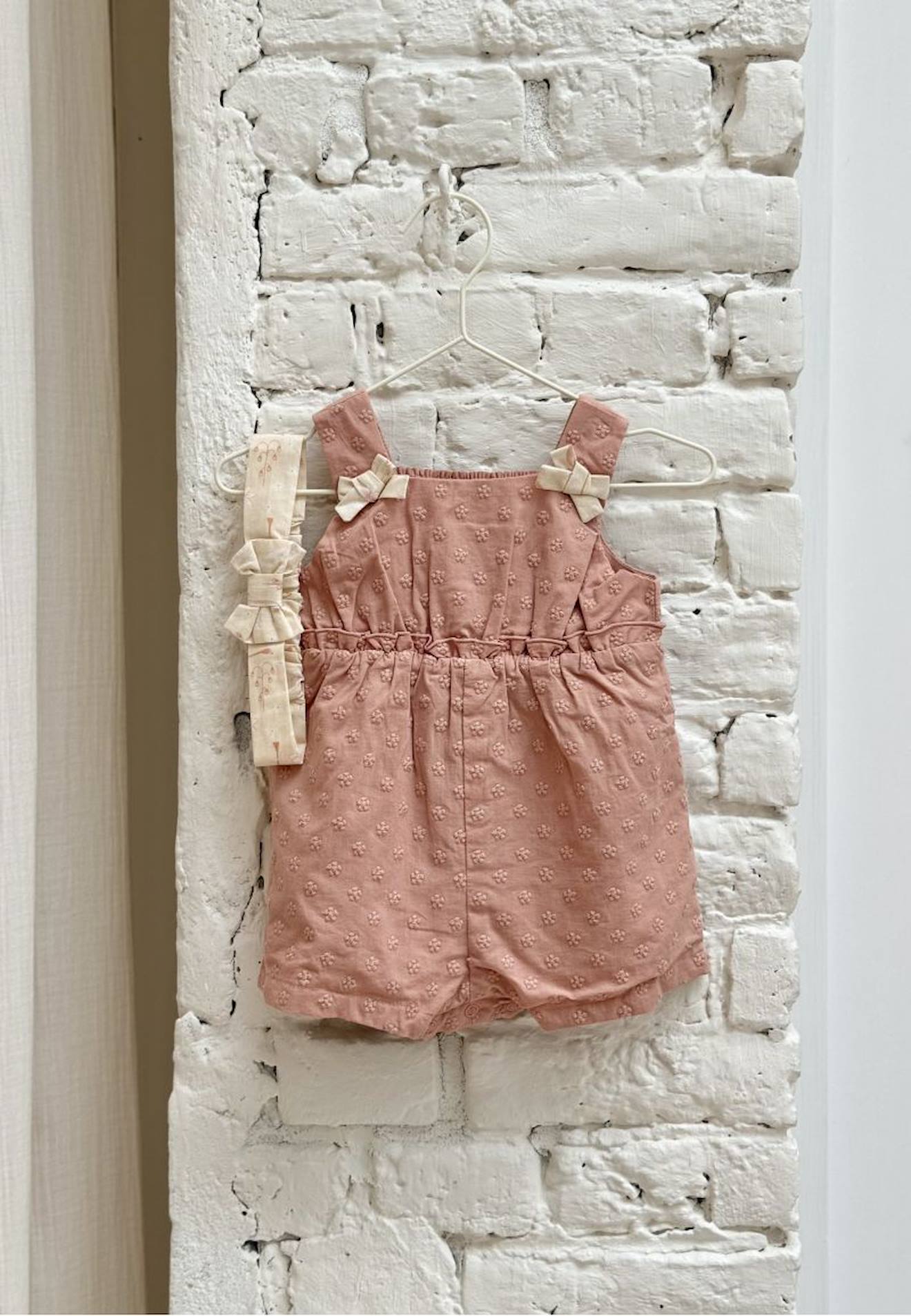 Barboteuse Bébé En Broderie Anglaise + Headband Poésie D'été Rose Barboteuse Bébé En Broderie Anglaise + Headband Poésie D'été Rose