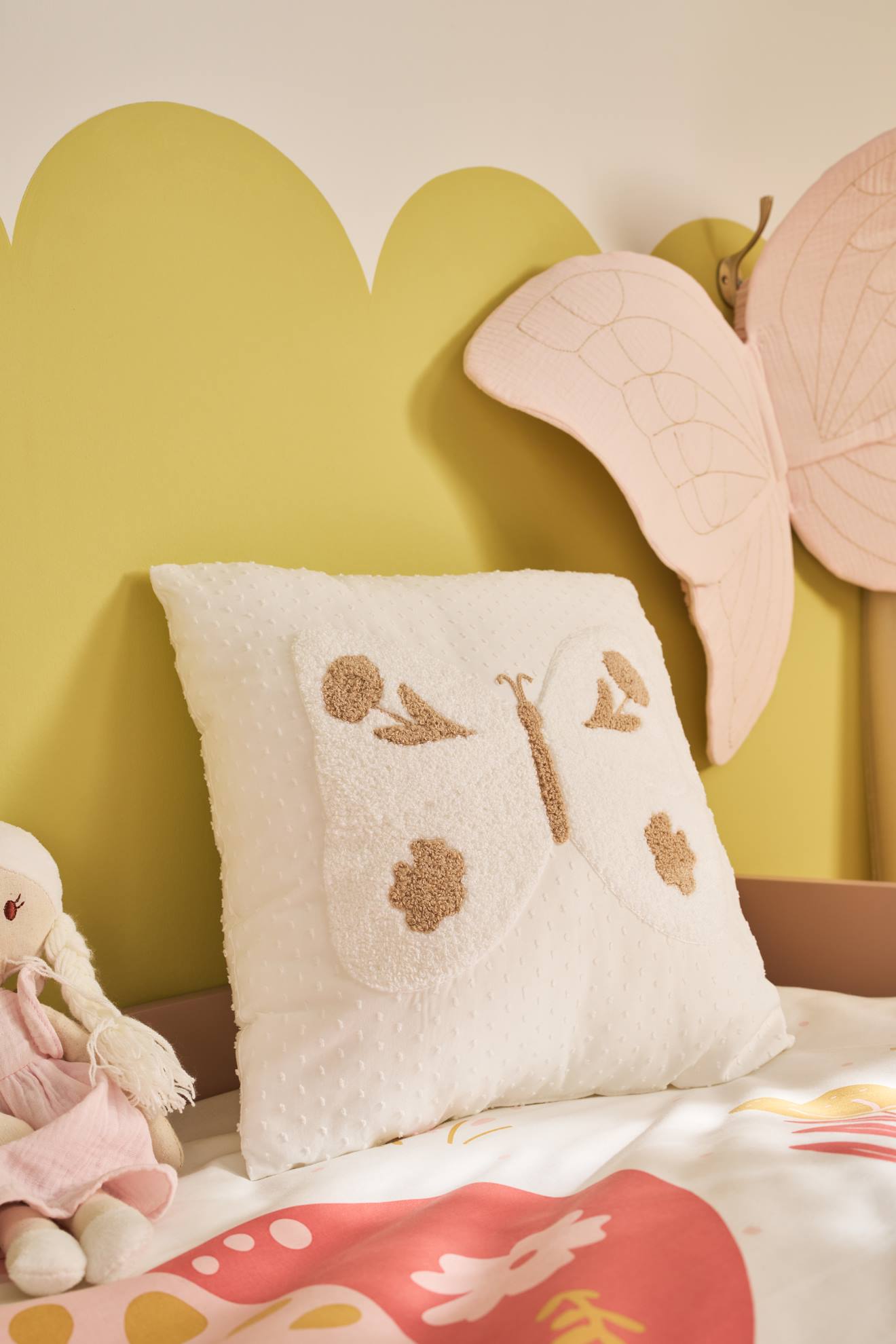 Coussin papillon en bouclette vanille