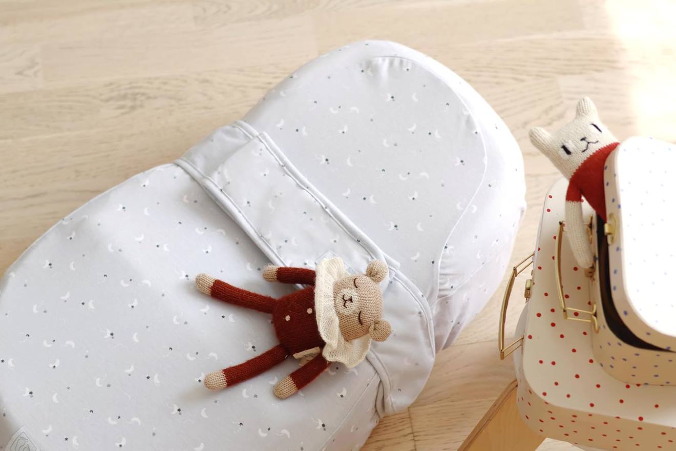Cocon Ergonomique Bébé Cocoonababy Lune & Étoiles (Red Castle) - Image 1