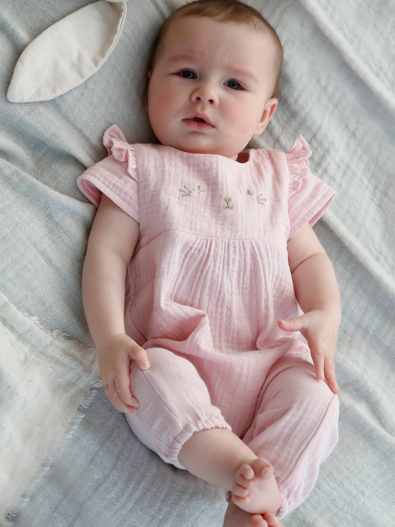 Combinaison bébé fille brodée en gaze de coton rose