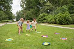 -Jeu de course aux couleurs - tapis et bâtons colorés - jeu extérieur