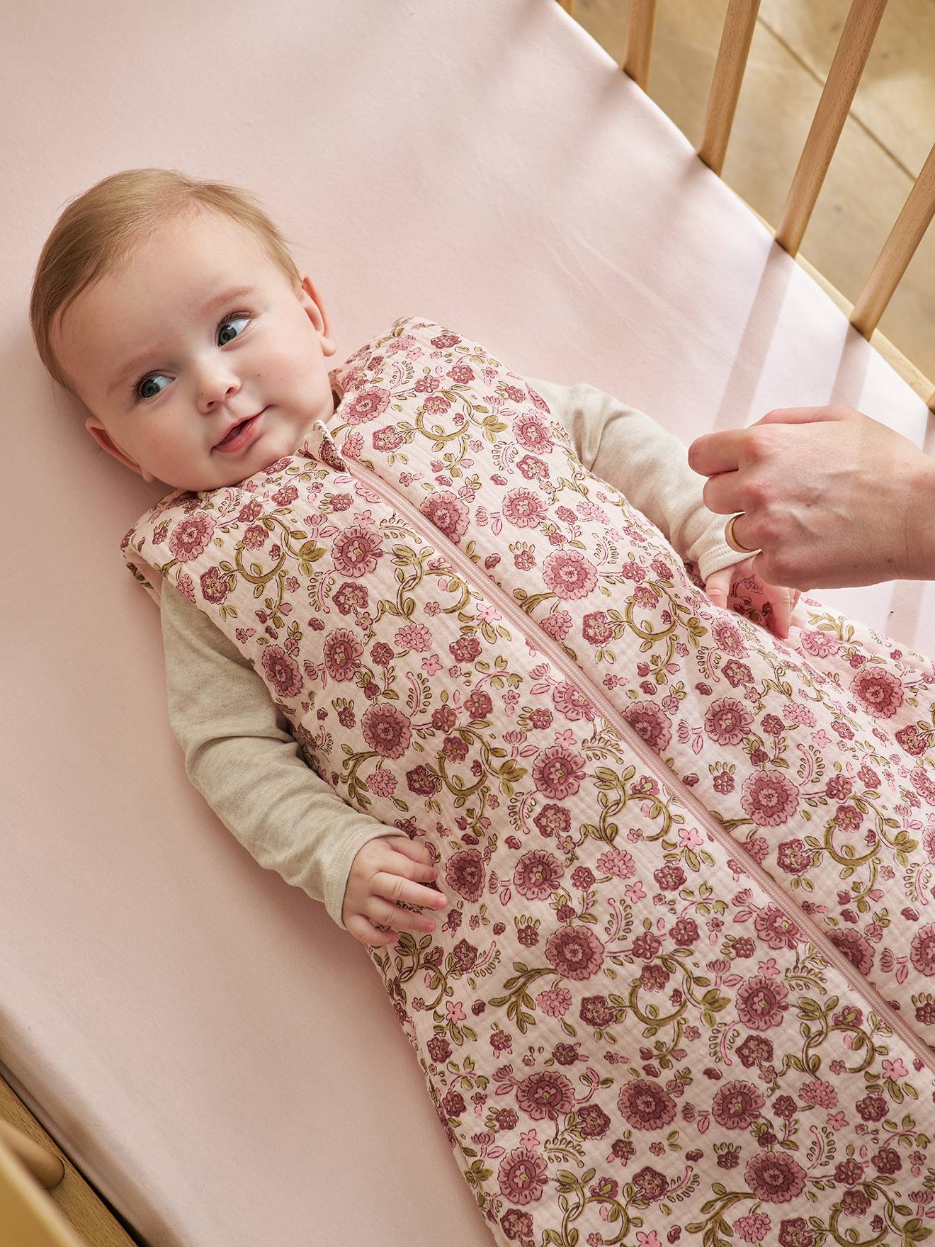 Gigoteuse sans manches en gaze de coton rose imprimé