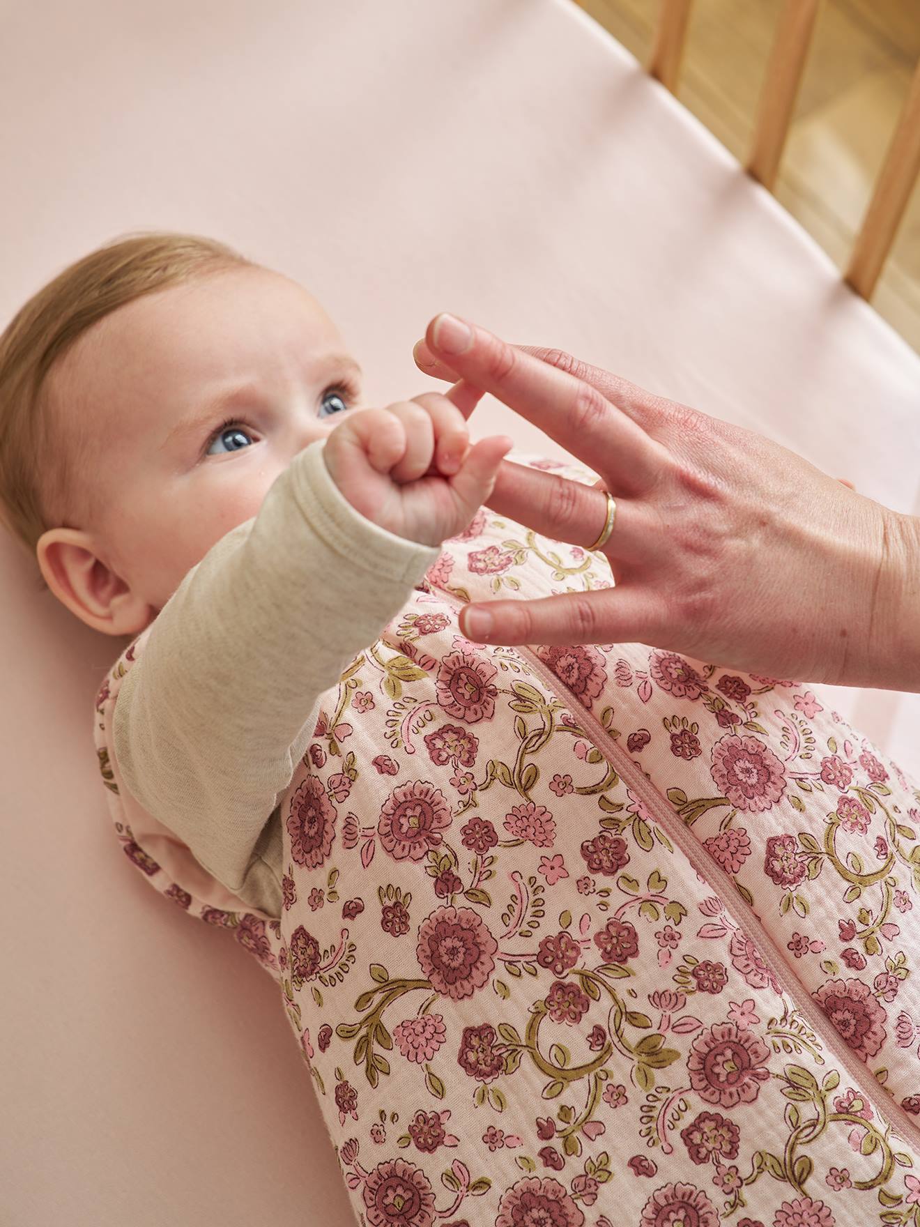 Gigoteuse sans manches en gaze de coton rose imprimé (Vertbaudet) - Image 1