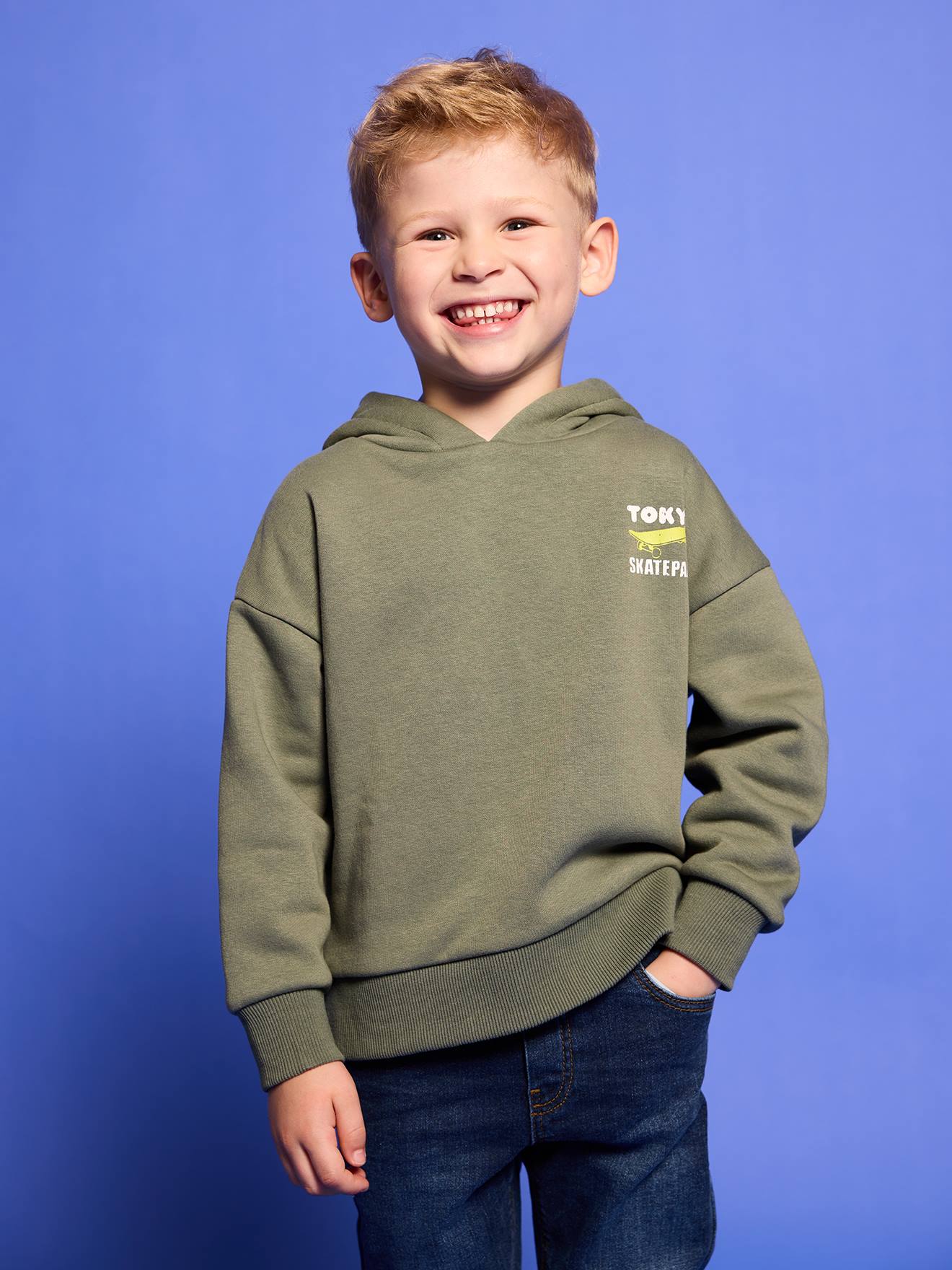 Sweat garon capuche motif poitrine vert sauge 13 €