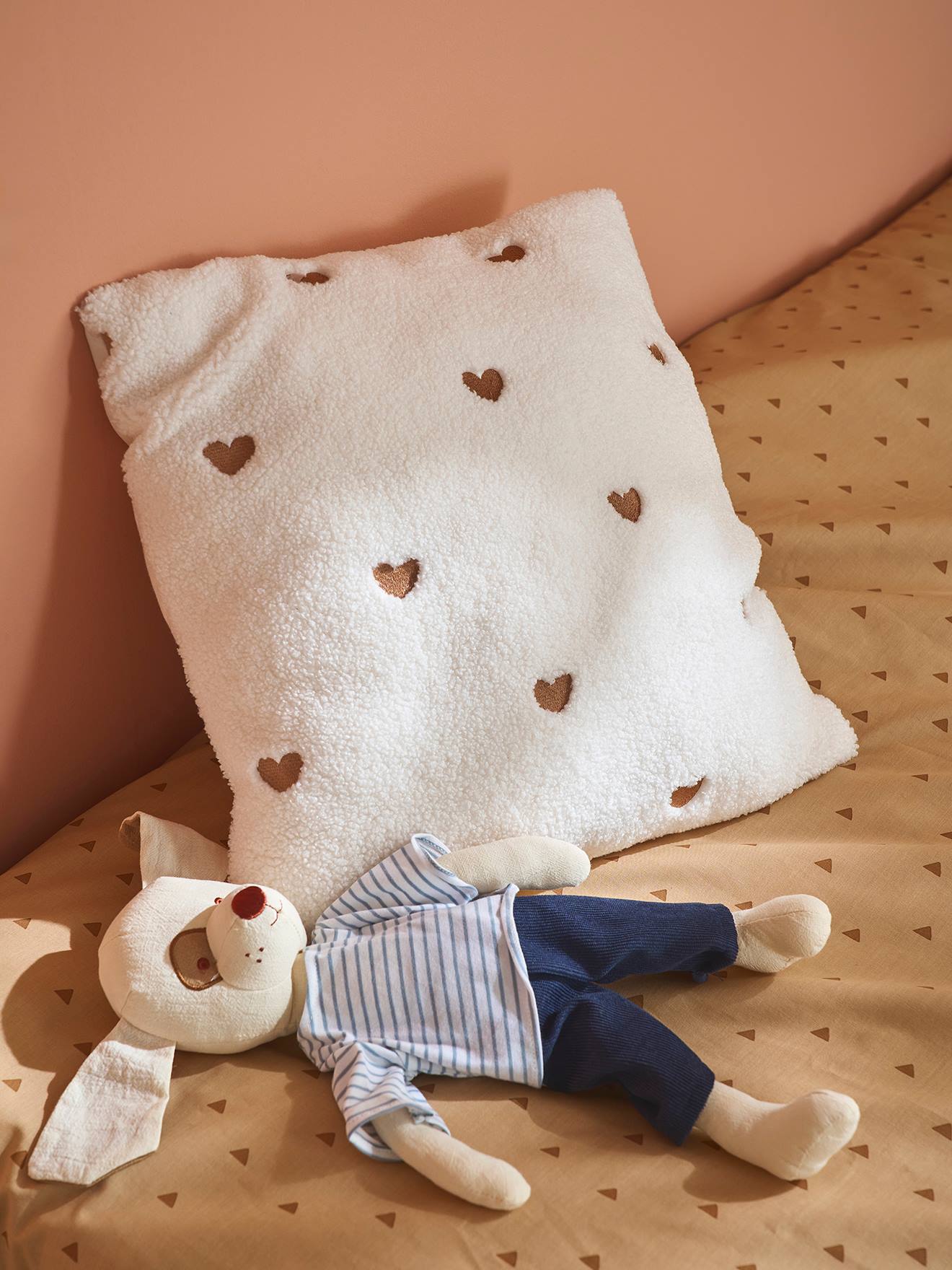 Coussin en bouclette coeur écru Coussin en bouclette coeur écru