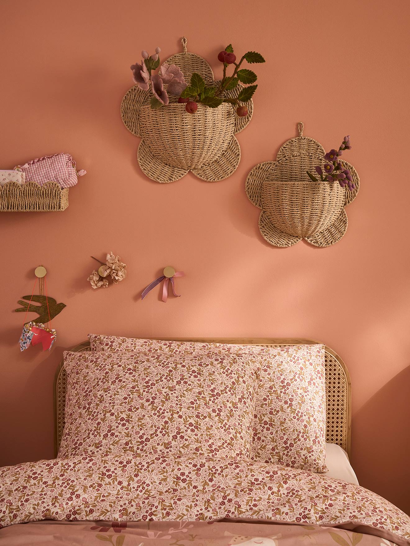 Décorations murales fleurs en papier beige