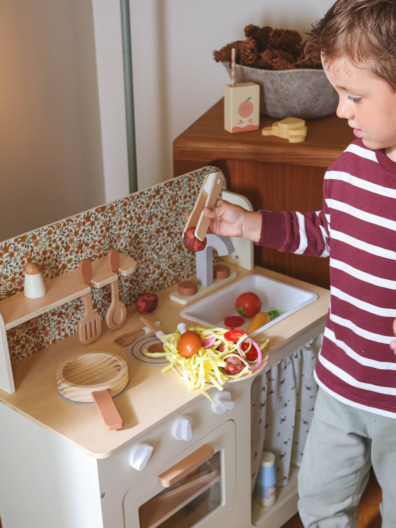 Cuisine en bois FSC® avec accessoires écru (Vertbaudet) - Image 1