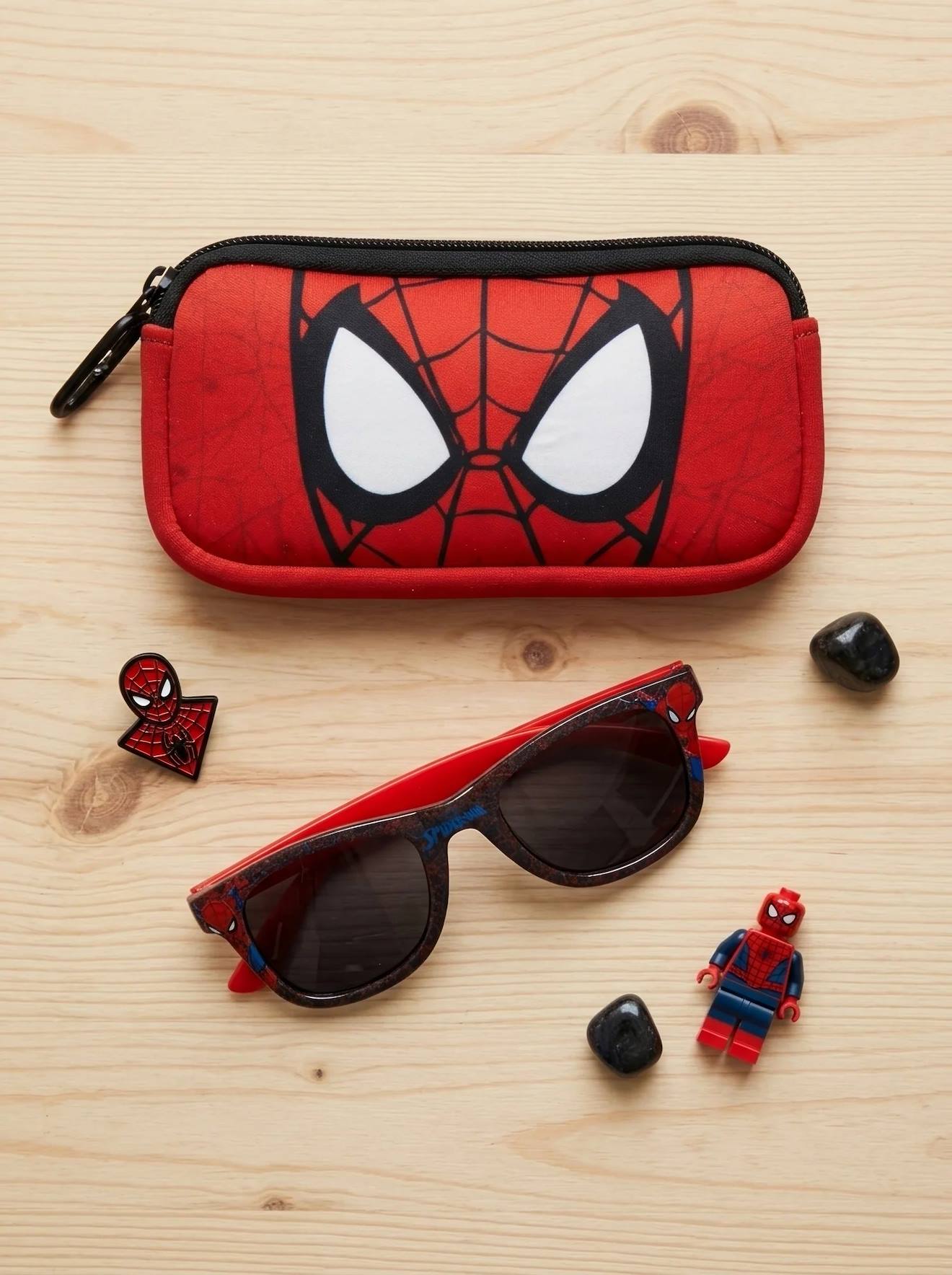 Lunettes De Soleil Spiderman Enfant Avec Étui Assorti Rouge Et Bleu Lunettes De Soleil Spiderman Enfant Avec Étui Assorti Rouge Et Bleu