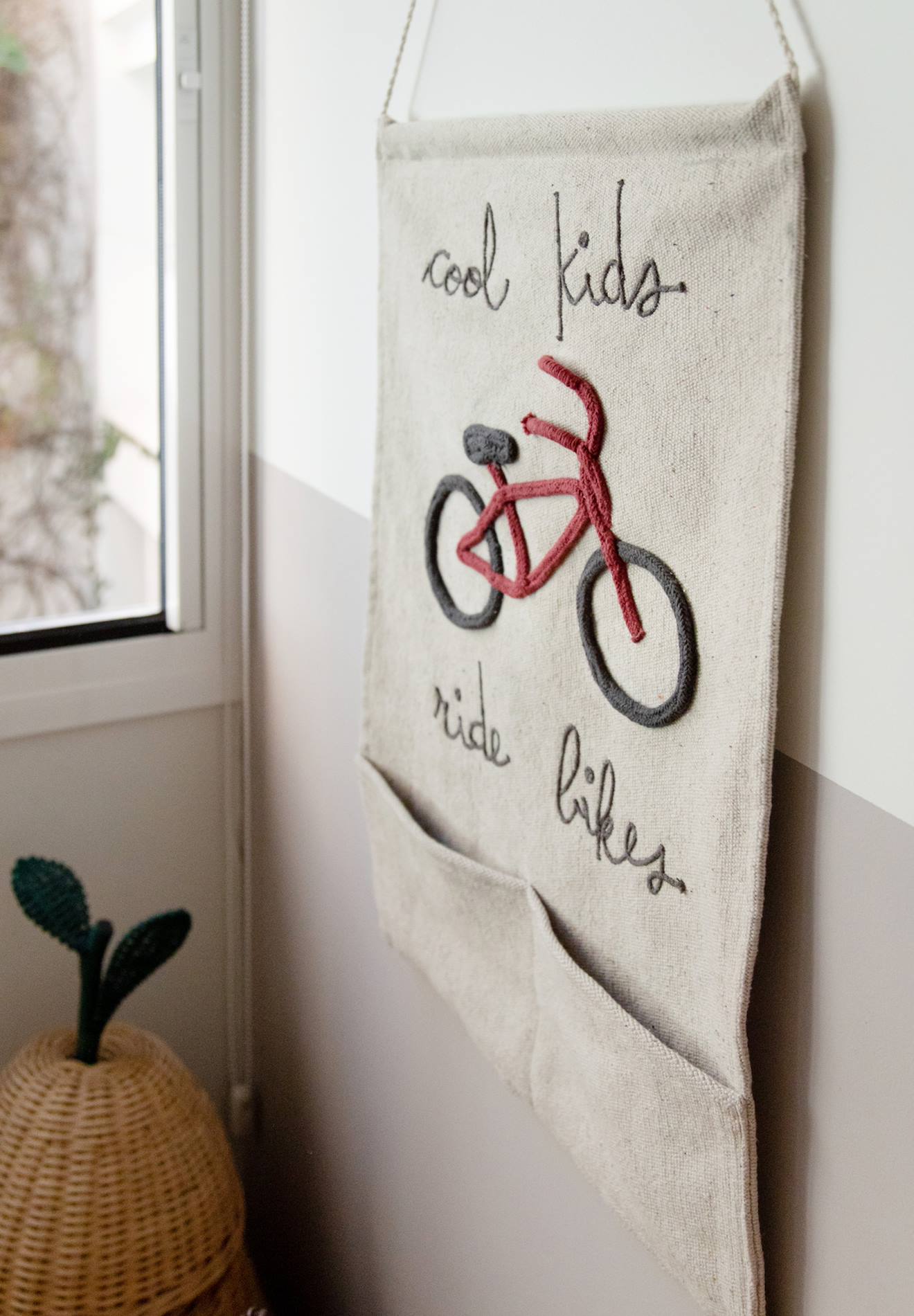 Poche Murale Suspendue Cool Kids Ride Bikes Naturel, Gris Foncé, Rouge Fon