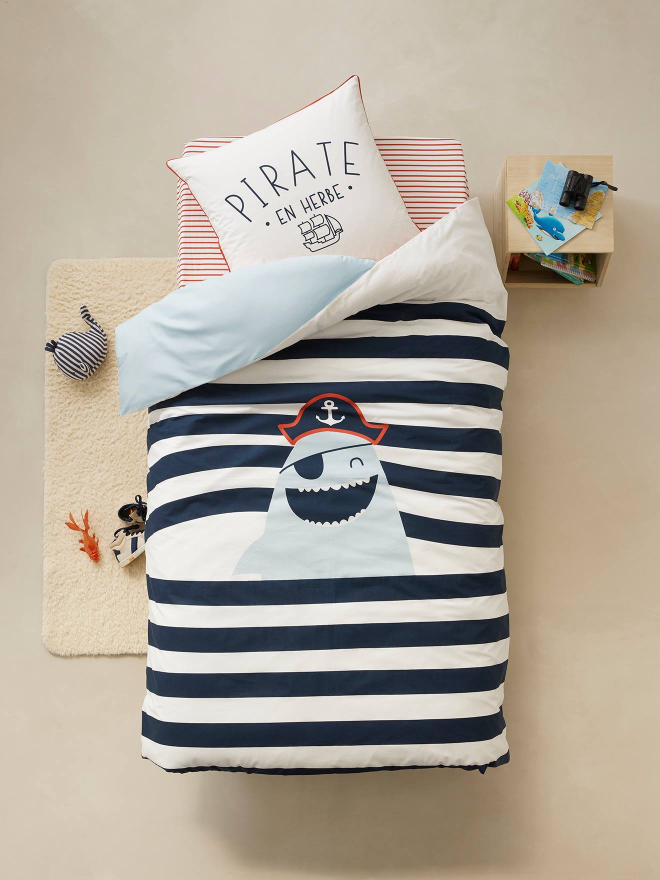 Parure housse de couette + taie d'oreiller enfant REQUIN PIRATE ecru / multico