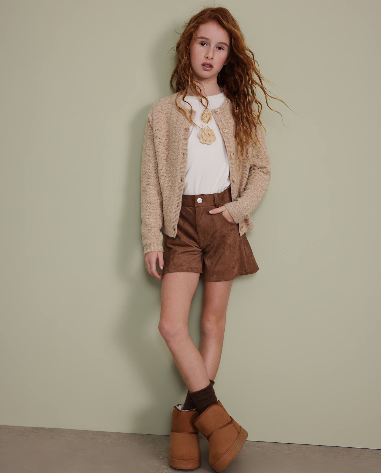 Cardigan De Fille En Tricot Avec Boutons Frontaux Et Toucher Chaleureux Beige