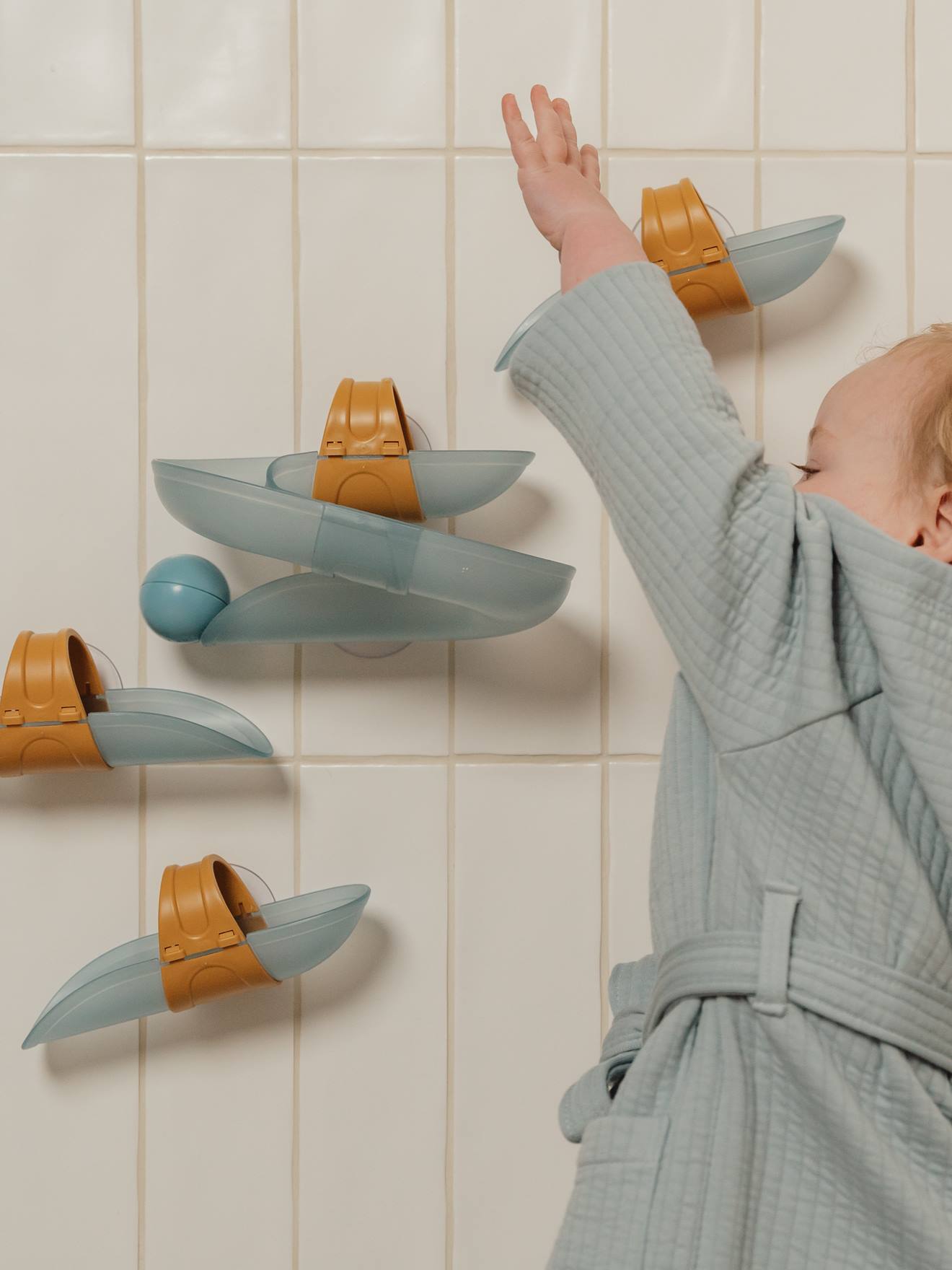 Circuit de bain avec balles bleu