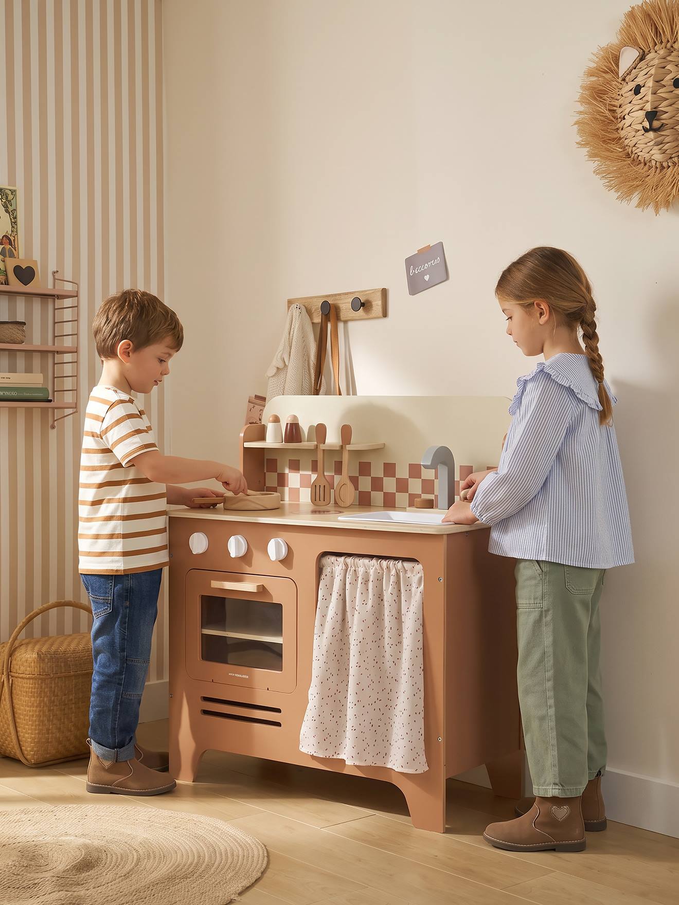 Cuisine en bois FSC® avec accessoires caramel
