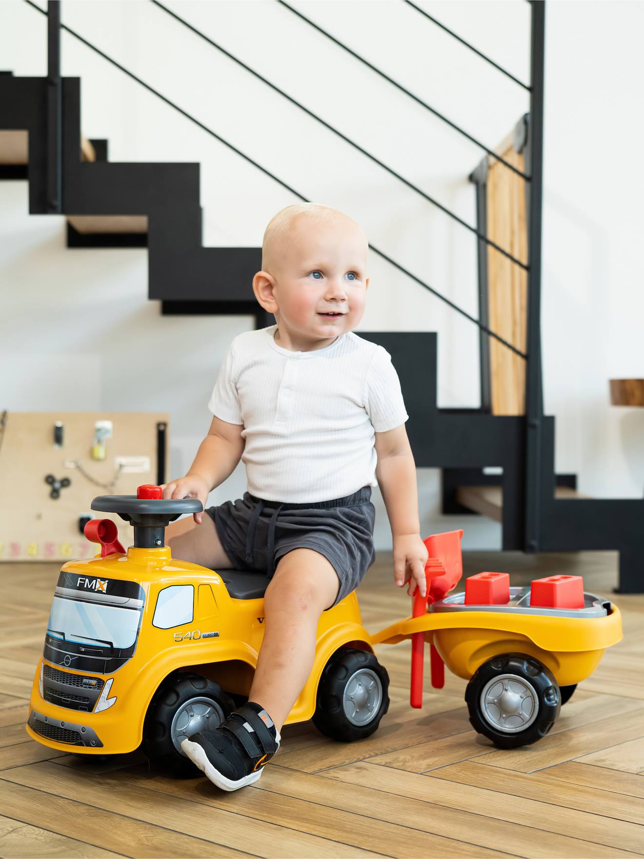 Porteur Chantier Avec Assise Ouvrante Et Volant Directionnel Avec Klaxon, Remorque Et Jeux De Sable Jaune Volvo