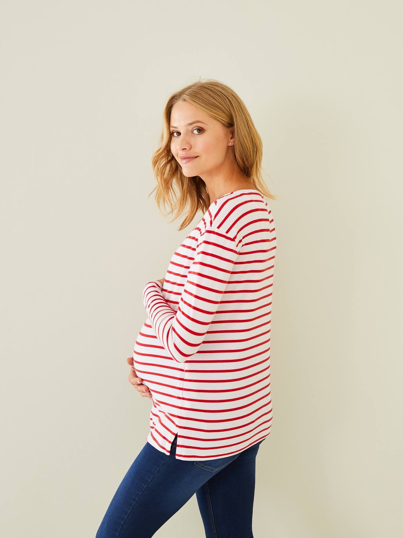 T-shirt marinière de grossesse et d'allaitement blanc rayé rouge (Vertbaudet) - Image 2