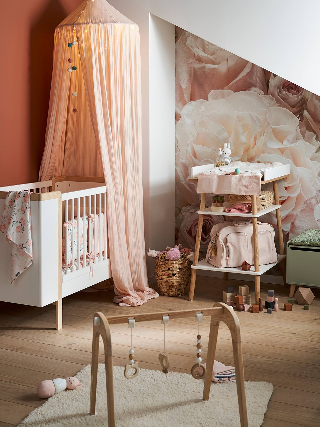 Ciel de lit en gaze de coton avec pompons rose (Vertbaudet) - Image 1