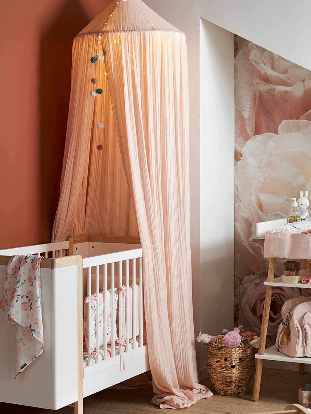 Ciel de lit en gaze de coton avec pompons rose