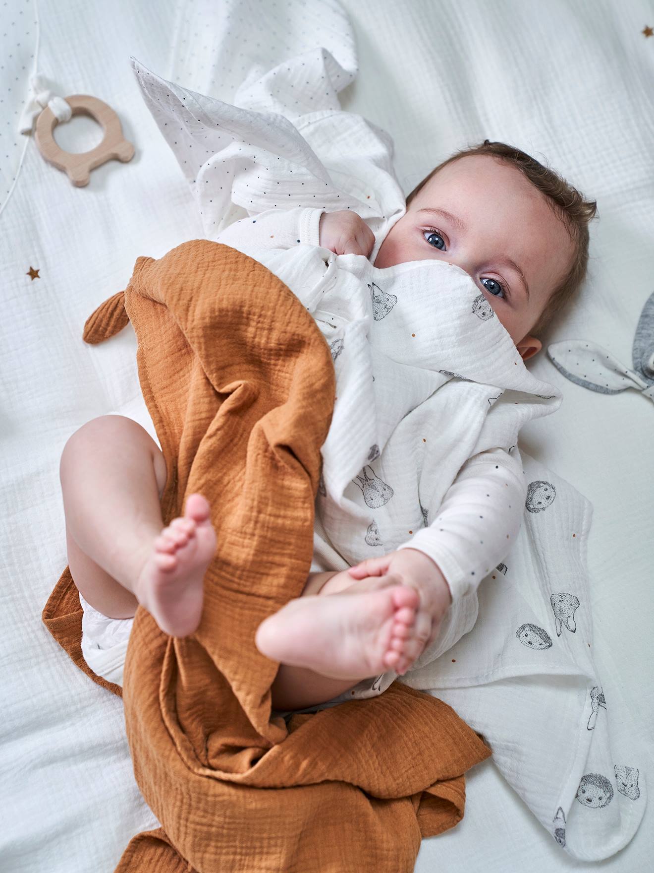 Lot de 3 langes MINI COMPAGNIE en gaze de coton bio* 2 écrus imprimés + 1 uni caram