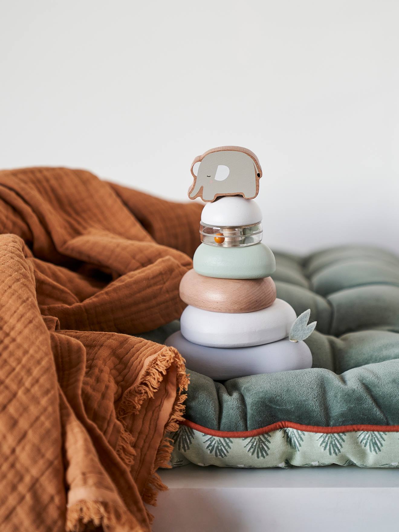 Pyramide à empiler en bois FSC® multicolore