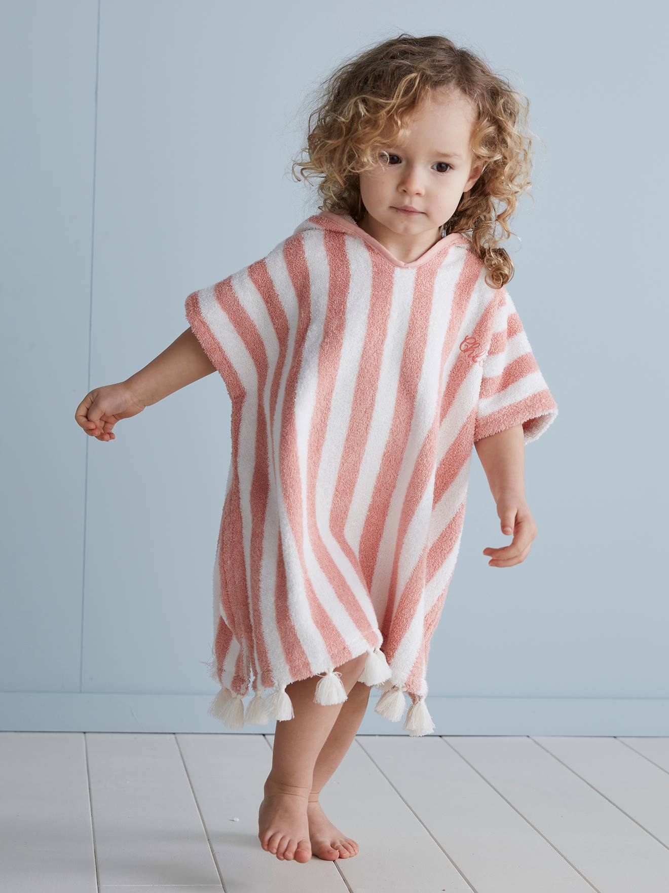 Poncho de bain bébé à rayures personnalisable rose (Vertbaudet) - Image 1