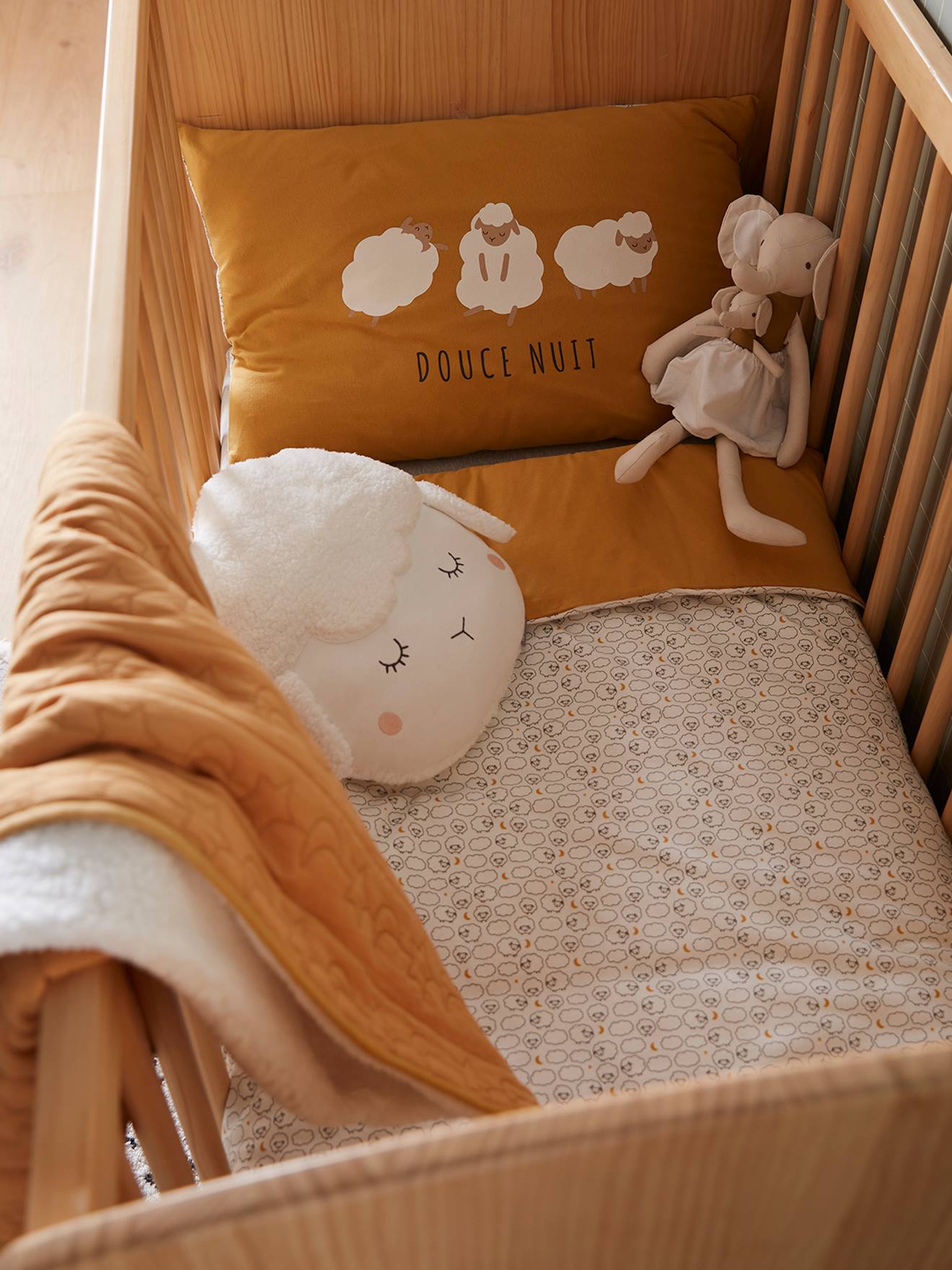 Dessus de couette rose et vert. Peut être fini dans une tenture