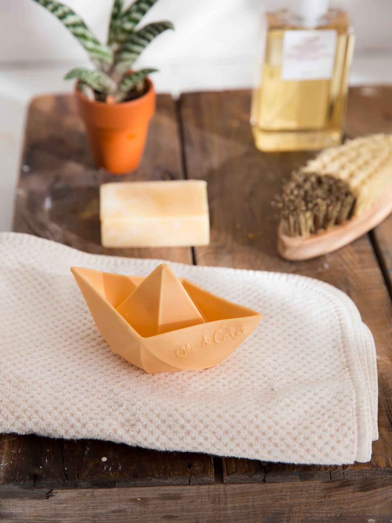 Jouet de bain Bateau Origami - nude (Oli and Carol) - Couverture