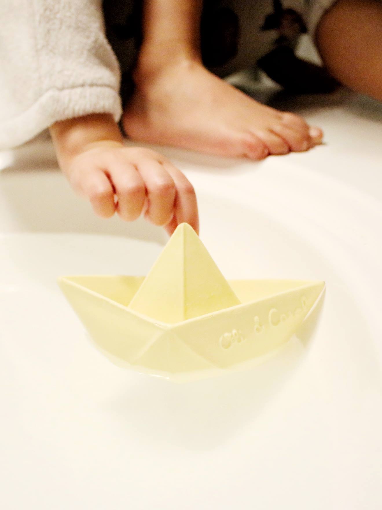Jouet de bain Bateau Origami - vanille (Oli and Carol) - Image 1