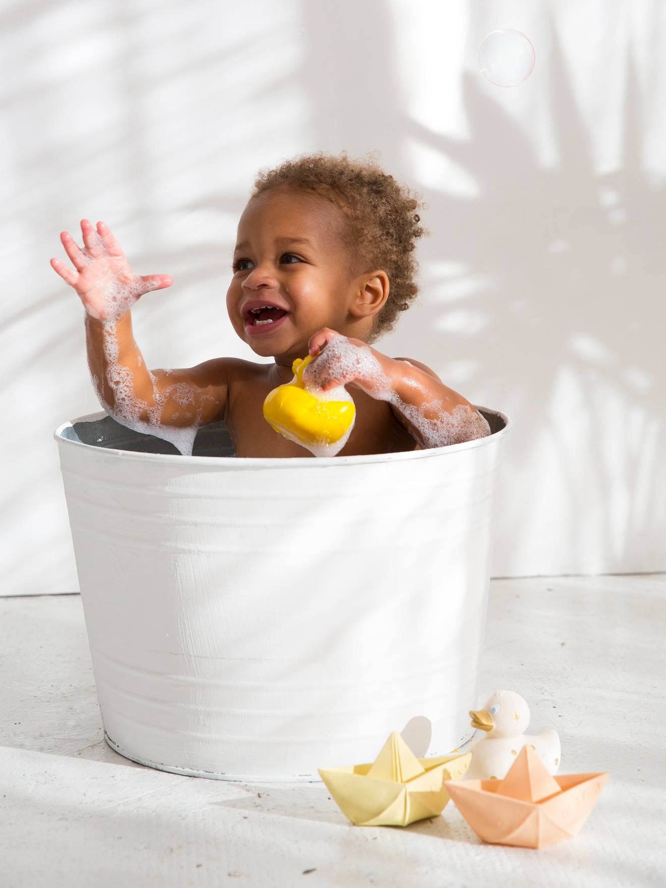Jouet de bain Bateau Origami - nude (Oli and Carol) - Image 1