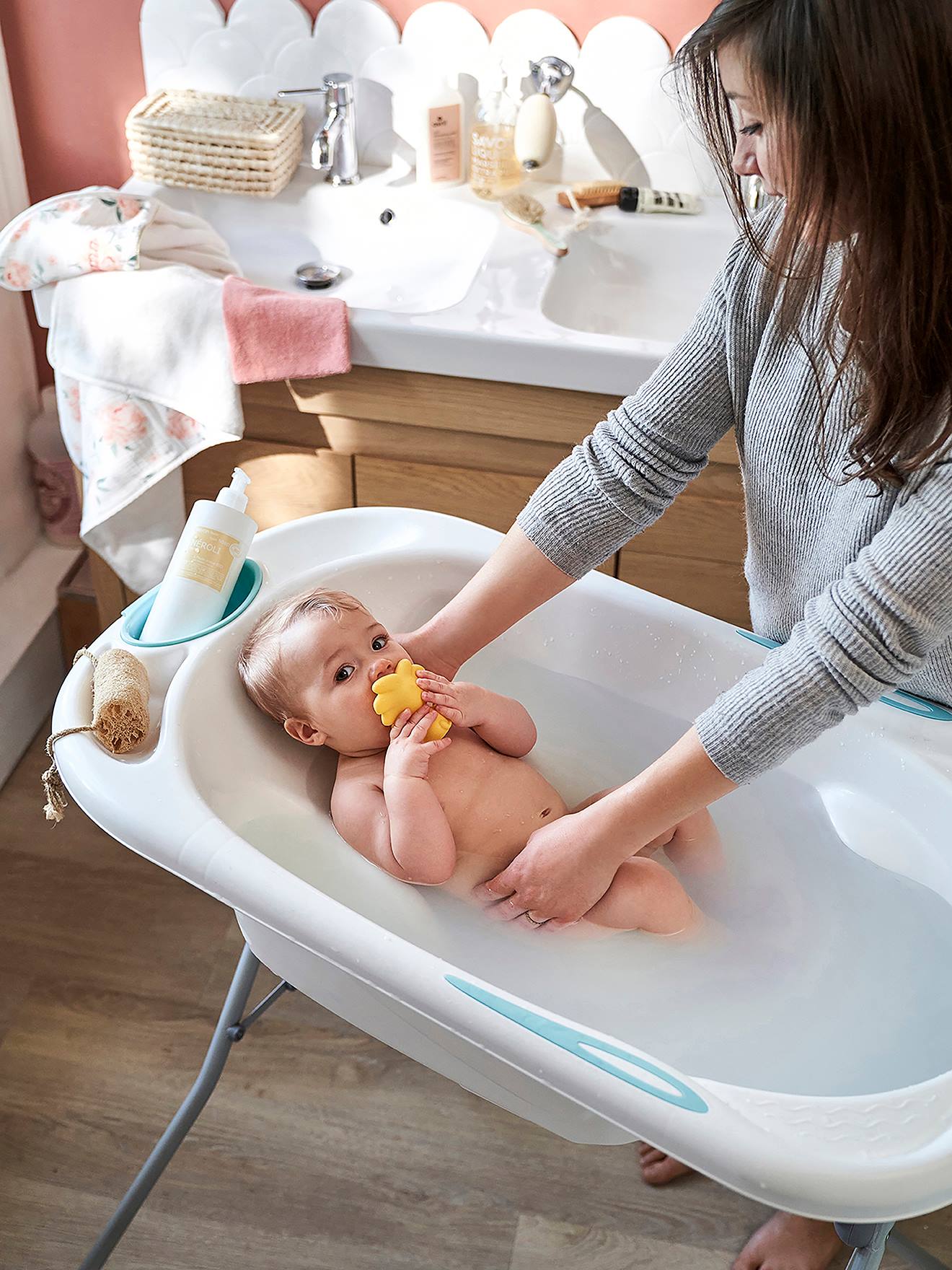 Quand peut-on mettre bébé dans la grande baignoire ?