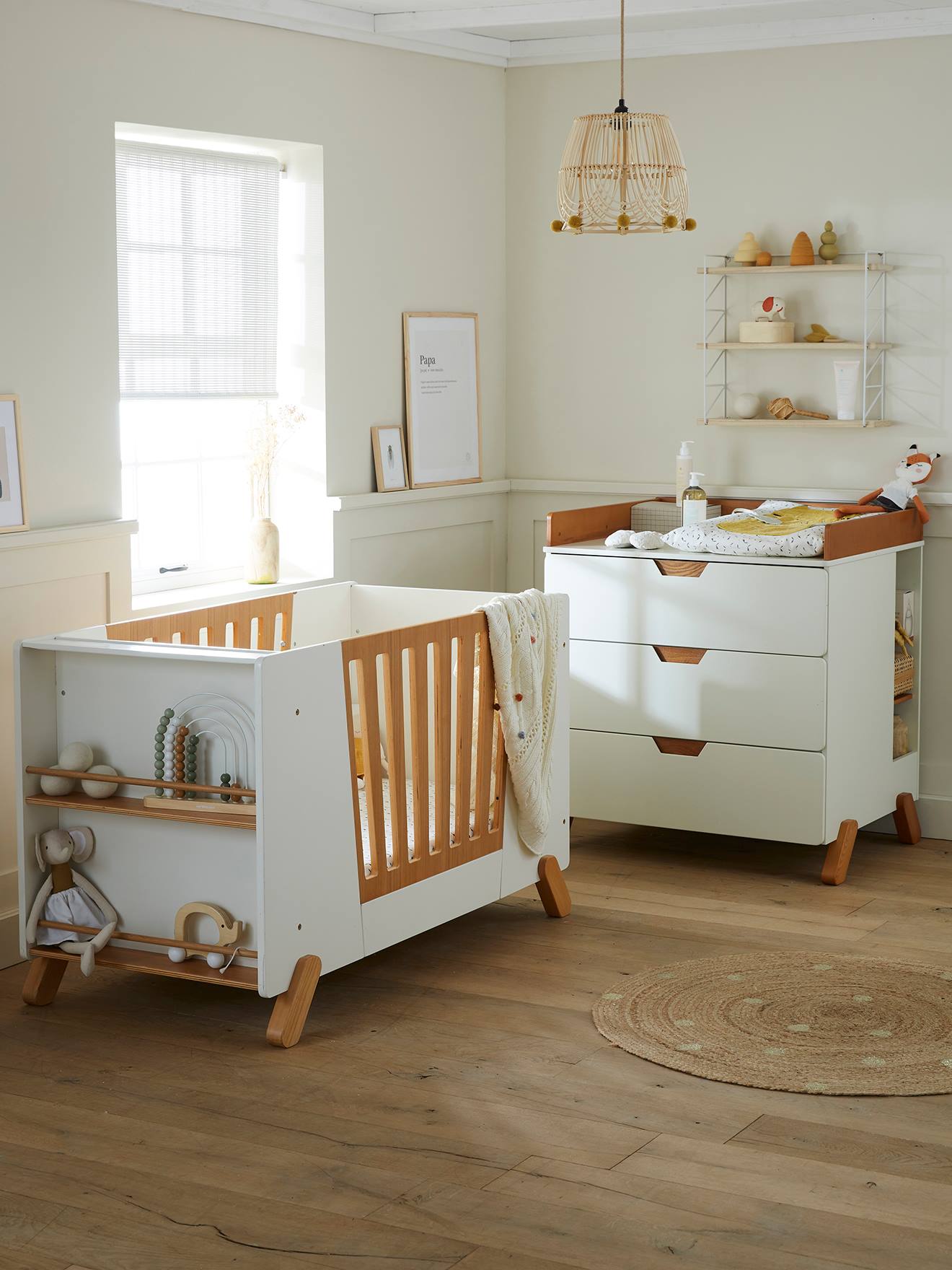 Lit bébé avec barrière amovible + rangement bibliothèque LIGNE PIROUETTE blanc (Vertbaudet) - Image 1