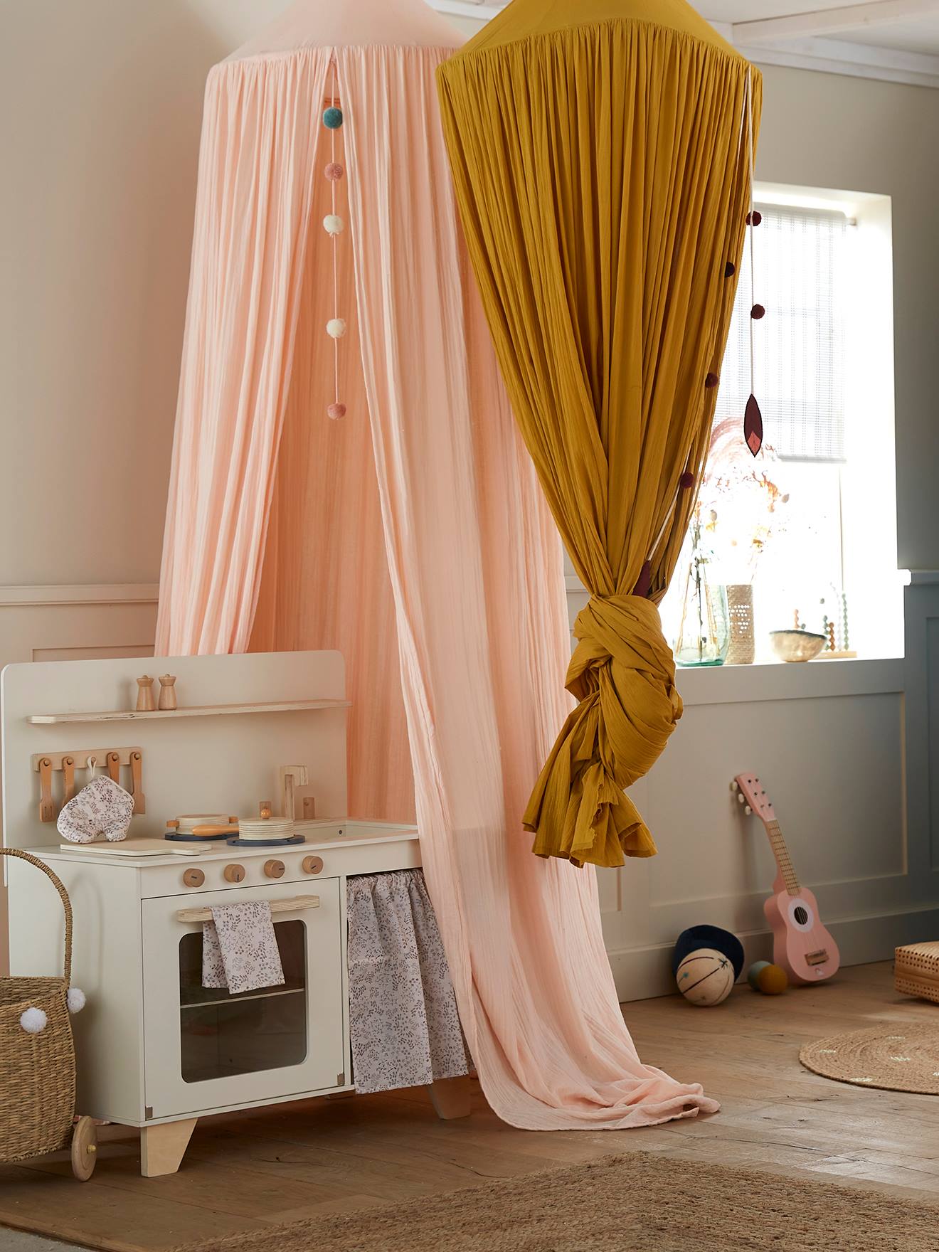 Ciel de lit en coton avec pompons moutarde (Vertbaudet) - Image 1