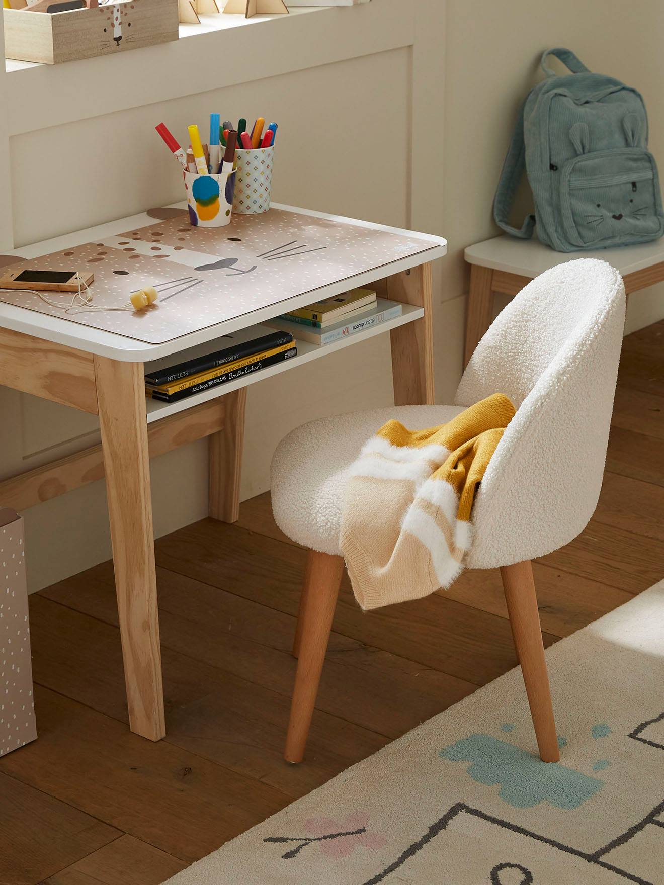 Chaise fausse fourrure maternelle ivoire