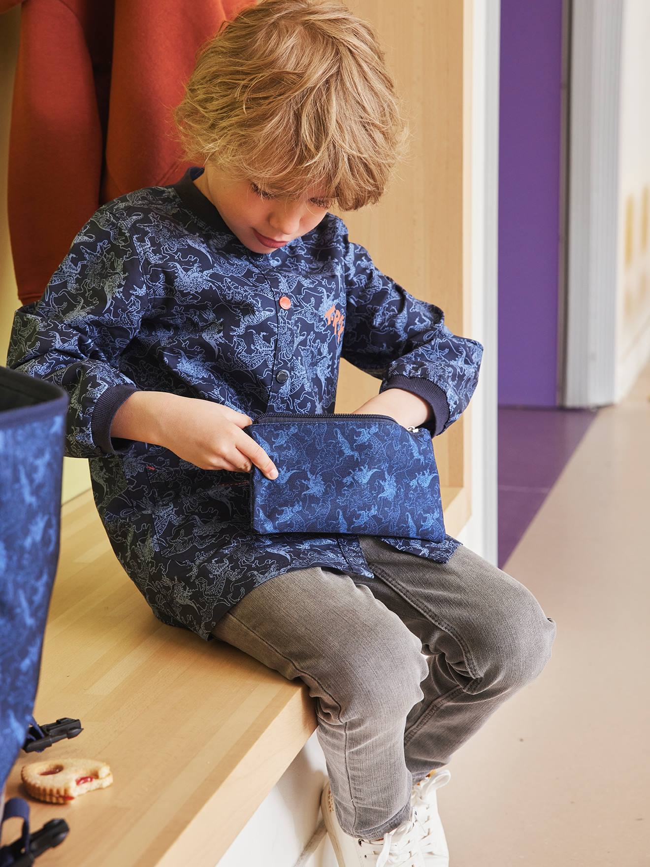 Tablier motifs dinosaures personnalisable garçon bleu indigo imprimé dinosaures