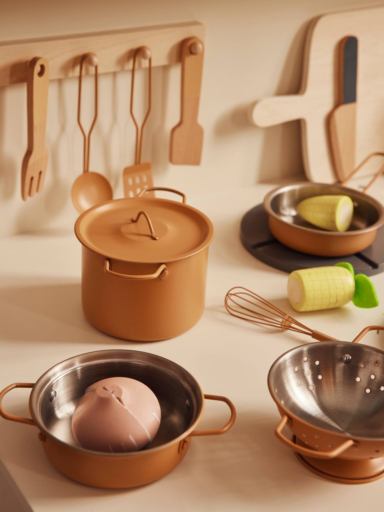 Batterie de cuisine en métal caramel