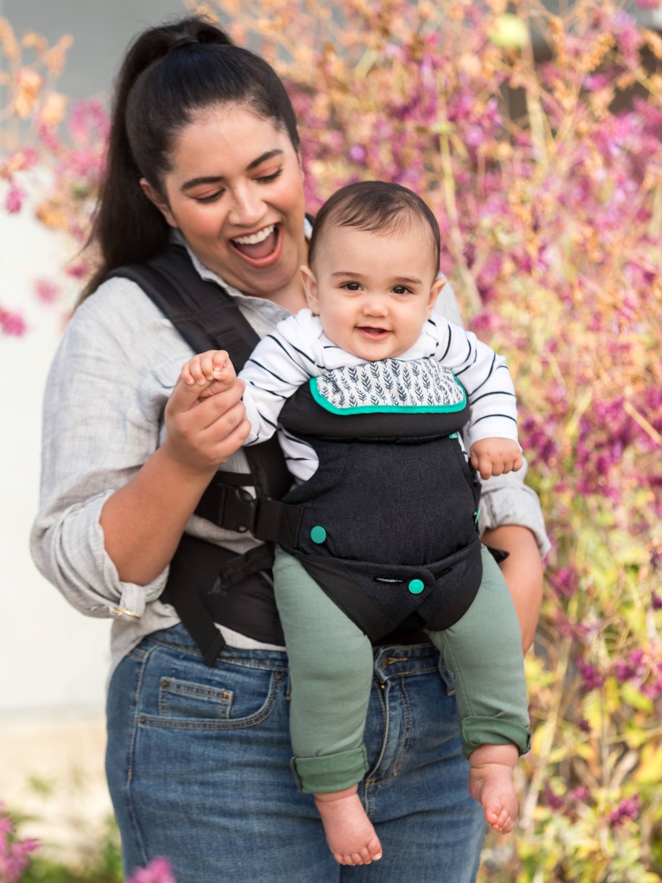 Porte-bébé avec bavoir lavable Flip 4 en 1 noir (Infantino) - Image 2