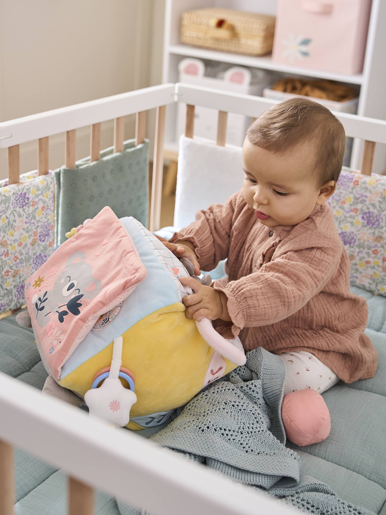 Grand cube d'activités en tissu KOALA rose - koala
