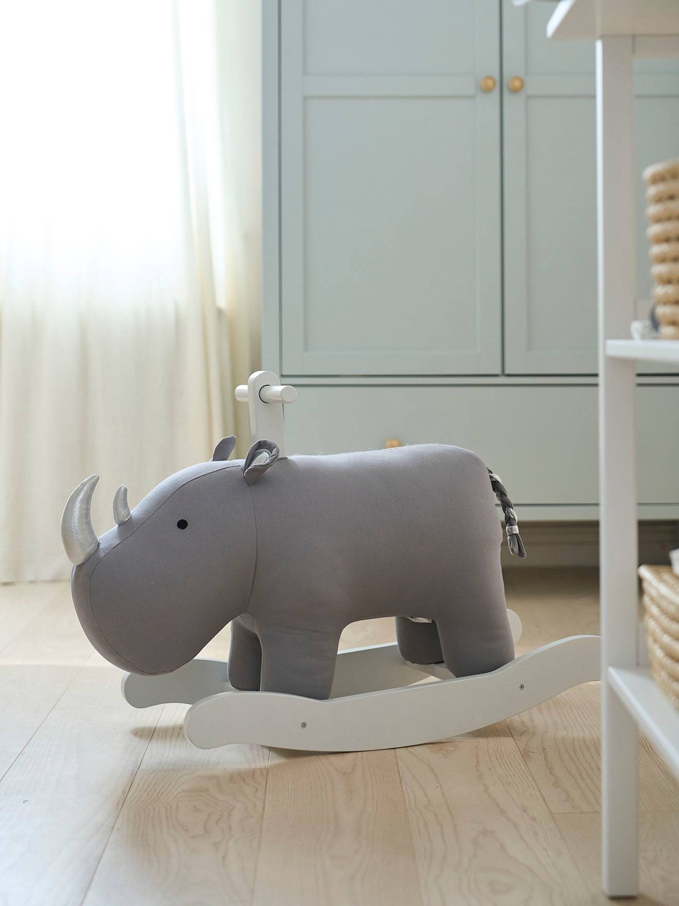 Rhinocéros à bascule FSC® gris clair uni avec decor