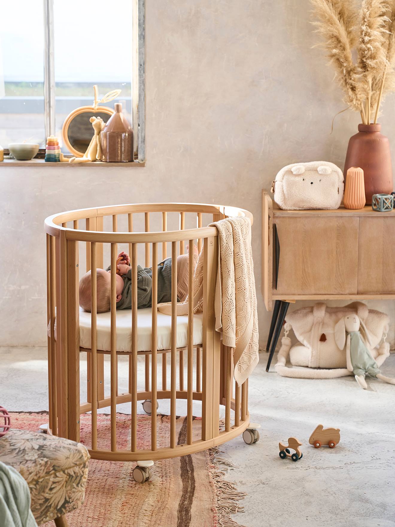 Couchage bébé blanc style occitan en bois